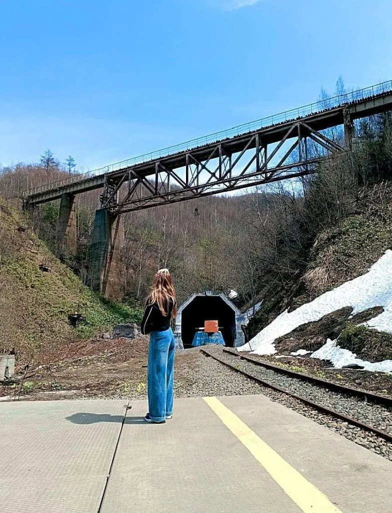 Chertov I Vedmin Most Yaponskie Tunneli Gosti  Devushka U Yaponskih Tonnelej Sahalin