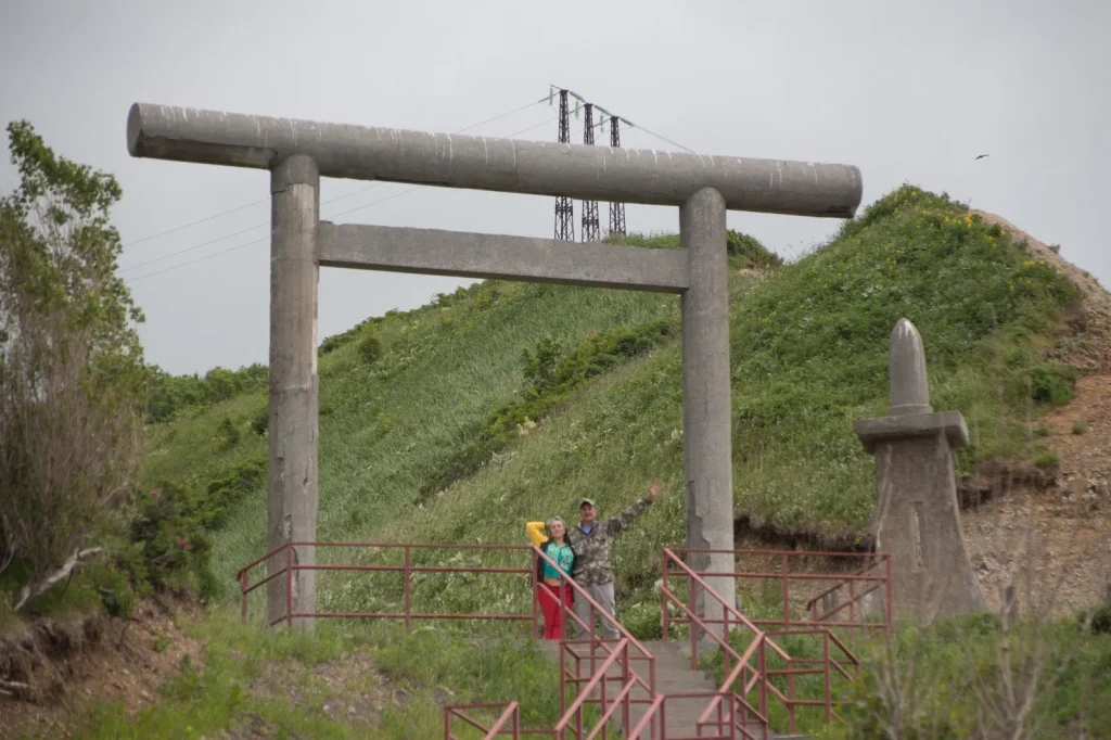 Udivitelnoe Yuzhnoe Kolco Sahalina  Turisty Na Fone Vorot Torii Sahalin